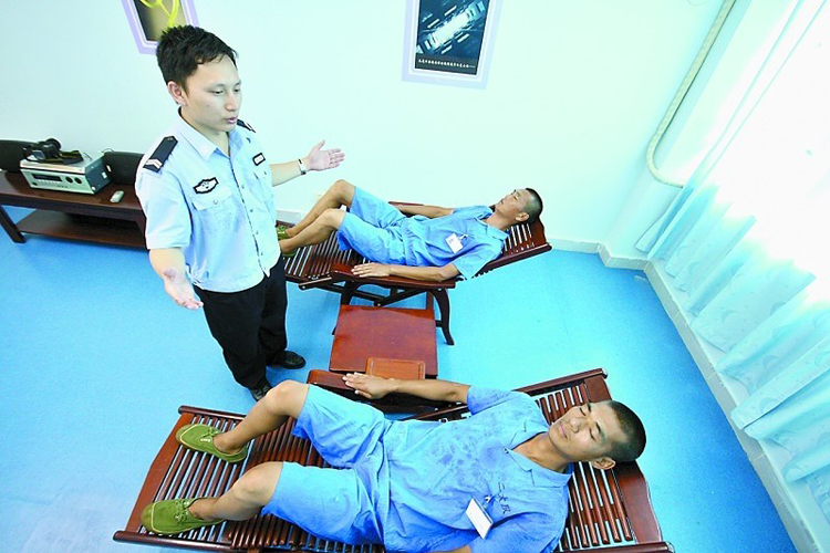 戒毒所對患者進(jìn)行音樂催眠放松治療